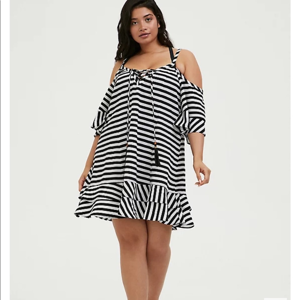 B/W CRINKLED CHIFFON COLD SHOULDER SWIM COVER-UP
